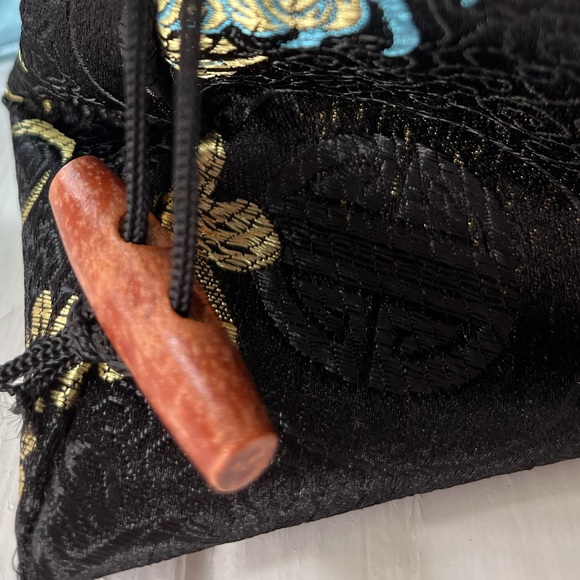 Embossed Chinese silk pouch - Picture 5 of 7